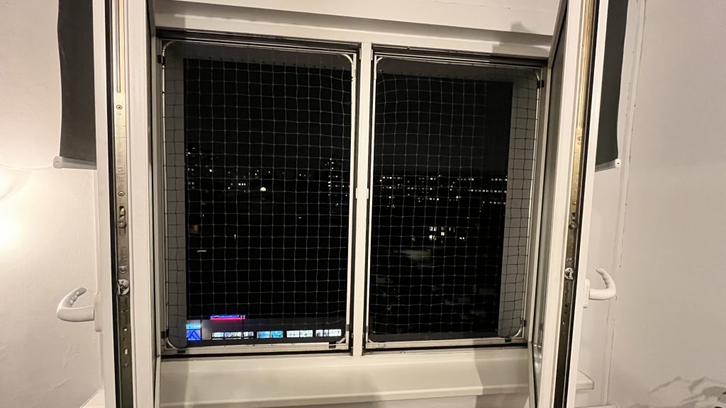 Doppel-Kunststofffenster mit Spannrahmen Katzenschutznetz