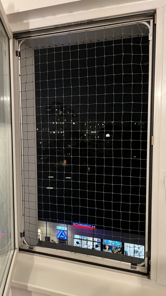 Doppel-Kunststofffenster links mit Spannrahmen Katzenschutznetz