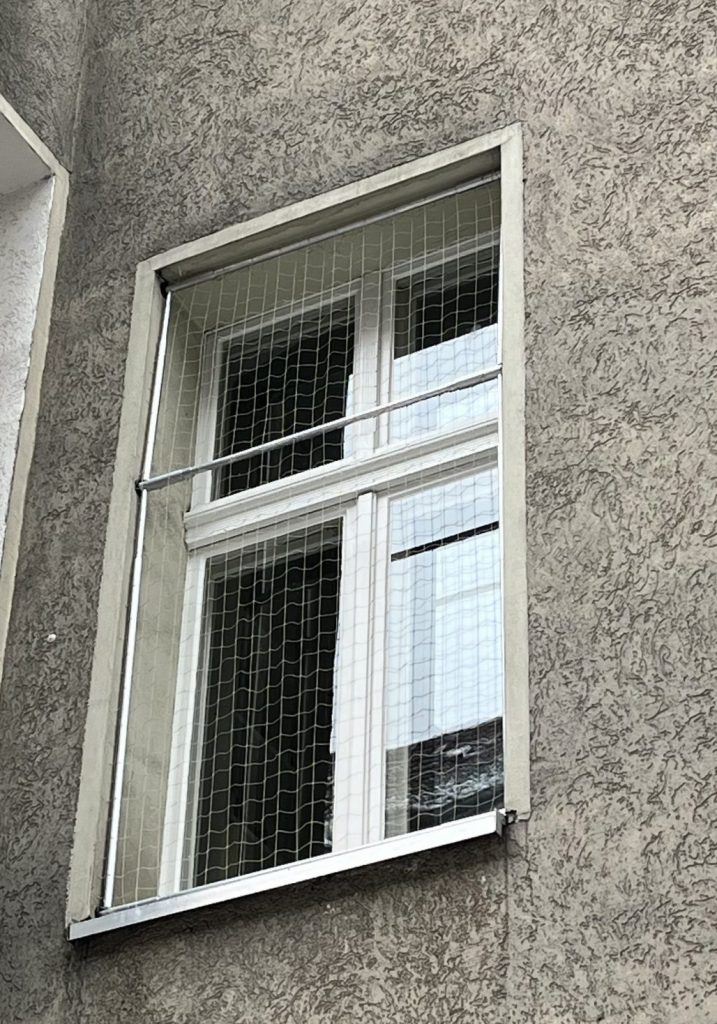 Doppelfenster von außen mit Klemmrahmen zwischen dem Mauerwerk ohne Bohren