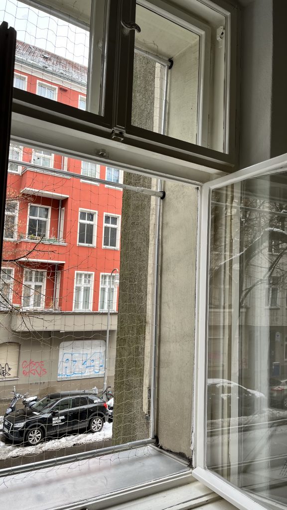 Doppelfenster offen Klemmrahmen zwischen dem Mauerwerk ohne Bohren