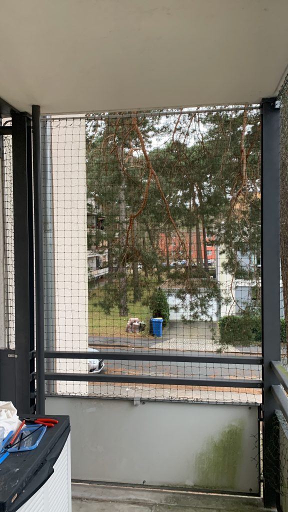 Katzenschutznetz für Balkon mit Aluminium Spannstangen linke Seitenwand