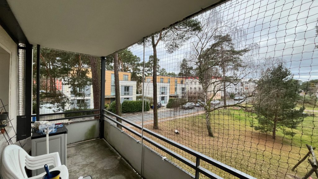 Katzenschutznetz für Balkon mit Aluminium Spannstangen linke Seite