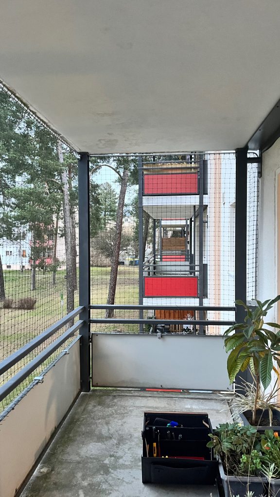 Katzenschutznetz für Balkon mit Aluminium Spannstangen rechte Seitenwand