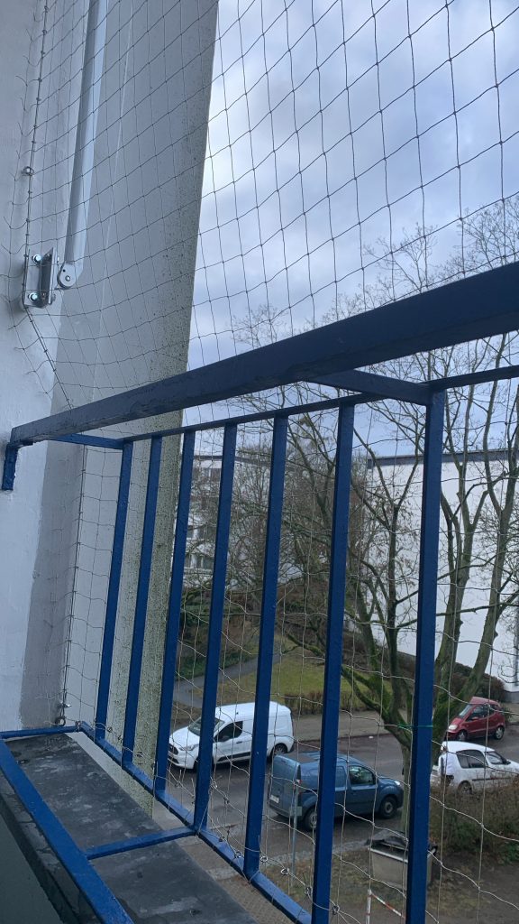 Katzenschutznetz für Balkon mit Drahtseilverspannung Ausschnitt links unten