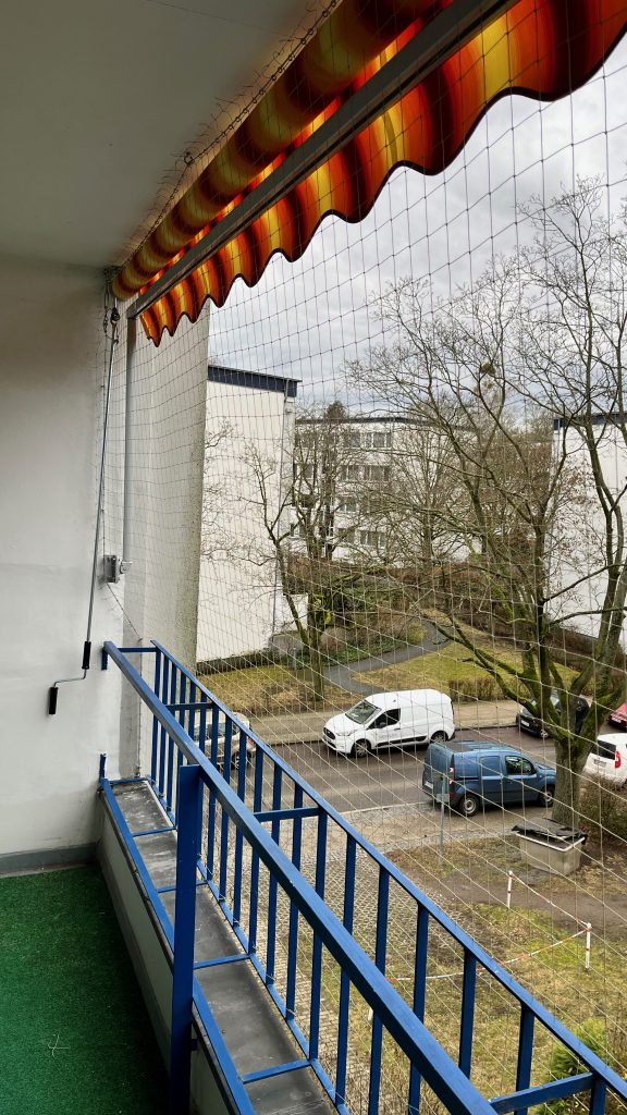 Katzenschutznetz für Balkon mit Drahtseilverspannung links hochkant