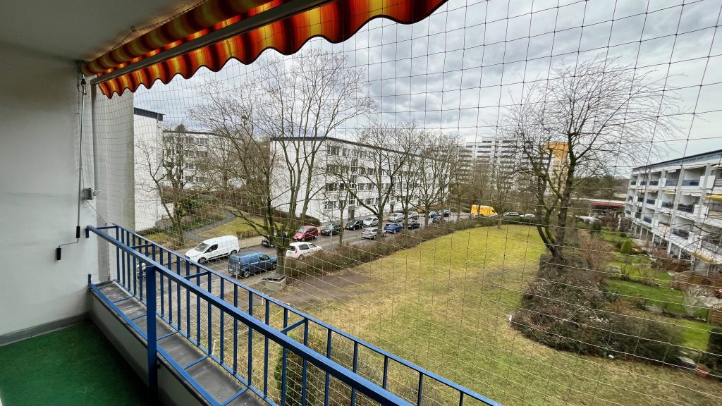 Katzenschutznetz für Balkon mit Drahtseilverspannung links