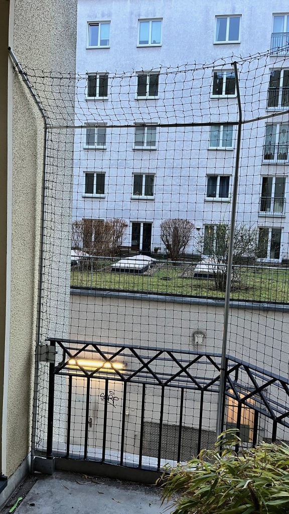 Katzenschutznetz für Balkon mit Überkletterschutz links ohne Bohren