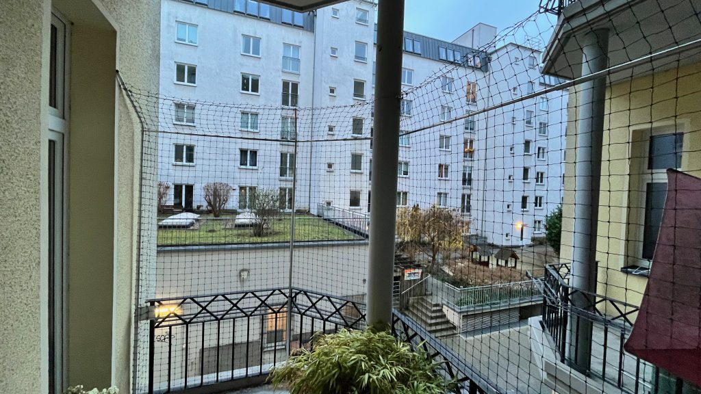 Katzenschutznetz für Balkon mit Überkletterschutz mittig ohne Bohren