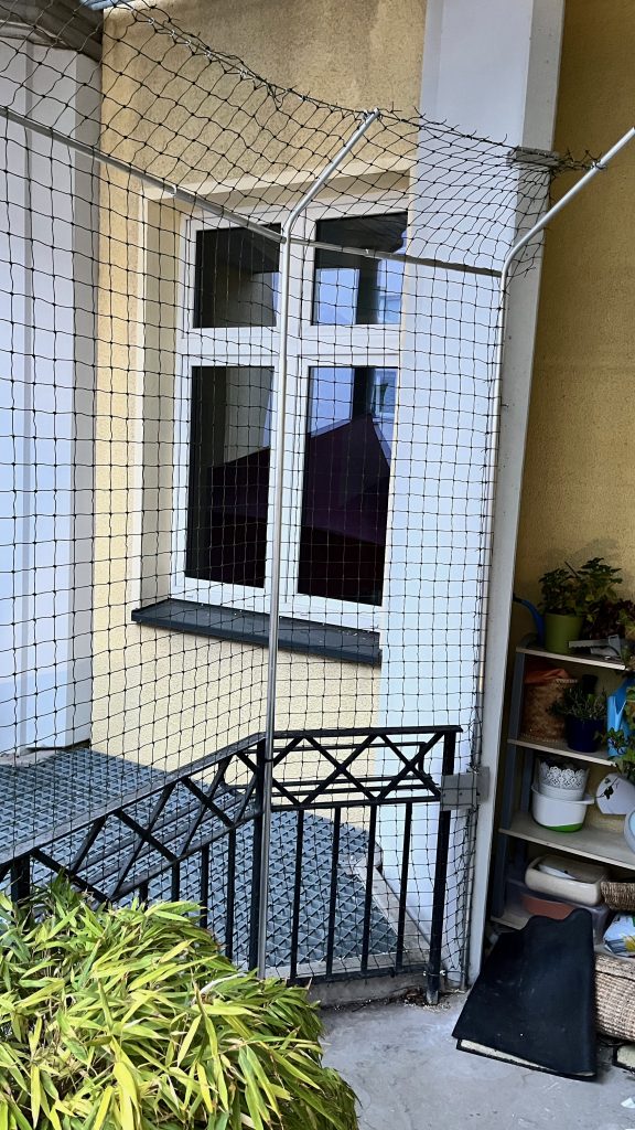 Katzenschutznetz für Balkon mit Überkletterschutz rechts ohne Bohren