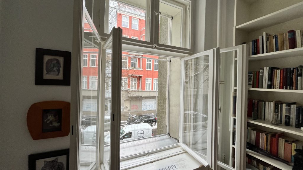 Weitwinkel - Doppelfenster offen Klemmrahmen zwischen dem Mauerwerk ohne Bohren