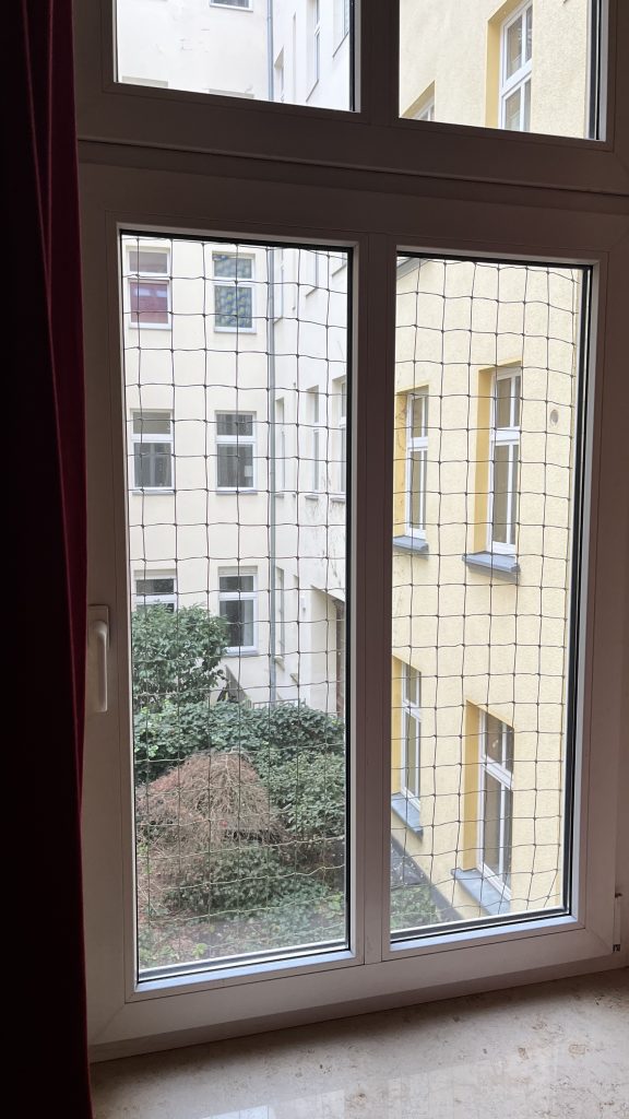 geschlossenes Fenster mit Spannrahmen geklemmt ohne Bohren
