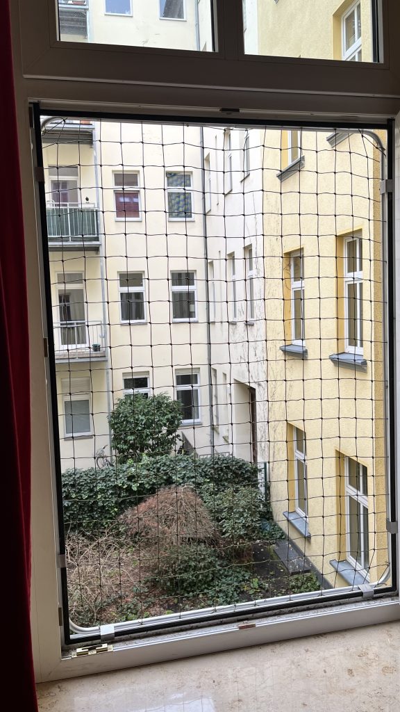 offenes Fenster mit Spannrahmen geklemmt ohne Bohren